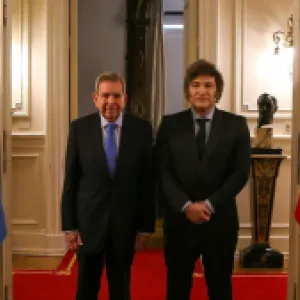 Edmundo González empezó su gira regional y miles de venezolanos lo acompañaron en Buenos Aires