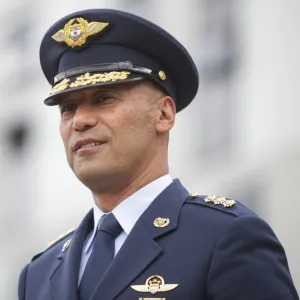 De curtido militar a político novato: los retos de un ministro de defensa con 6.800 horas de vuelo y sólo tres días como civil