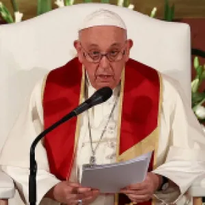 El papa Francisco pasó la noche descansando tras sufrir episodios de insuficiencia respiratoria
