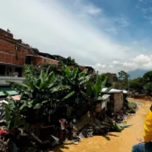 Fuertes lluvias en Medellín provocaron desbordamiento de quebradas, inundaciones, lodo en las calles y más afectaciones