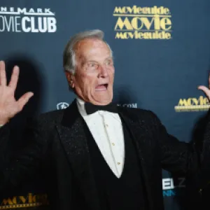 El ícono del rock & roll Pat Boone habla de Elvis, Sinatra y su cruzada por llevar agua potable a África