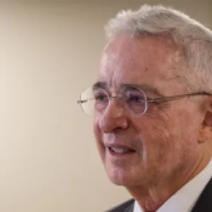 “Ha abusado de sus derechos”: presentan una queja disciplinaria contra la jueza que dirige el proceso contra Álvaro Uribe