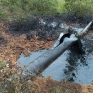Activan plan de emergencia por atentado del ELN al oleoducto Bicentenario en Arauca