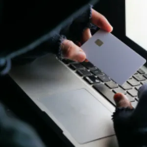 ¿Cómo reconocer a los ciberdelincuentes que usan IA para suplantar celebridades y engañar a sus víctimas?