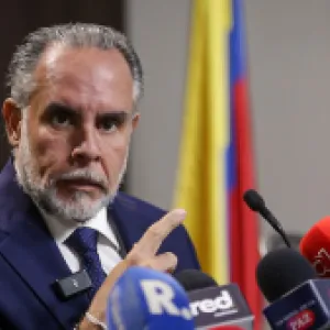 El Gobierno aprieta y afloja: mientras Petro dice que la consulta va por decreto, Benedetti la condiciona con reforma laboral
