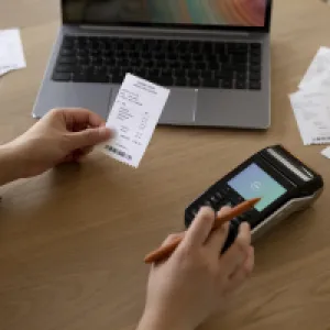 ¿Quiénes están exentos de expedir factura electrónica en Colombia? Consulte el listado oficial de la Dian