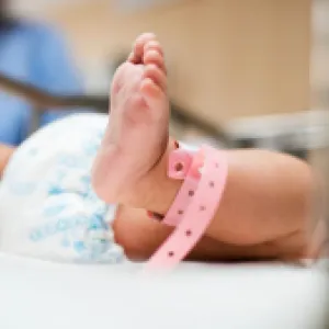 Por primera vez médicos en Colombia realizaron una cirugía robótica a un bebé de menos de un año