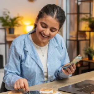 Prima de servicios de junio: quién la recibe en 2025 y qué pasa si la empresa no la paga a tiempo