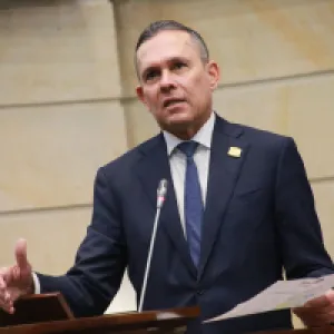 Presidente del Senado acusa a Petro de querer suplantar al Congreso y a la justicia