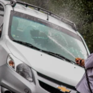 ¿De cuánto es la multa por lavar su vehículo en la calle? Lo que dice el Código Nacional de Seguridad y Convivencia