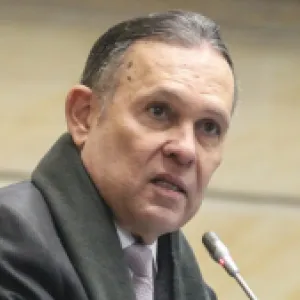 “Un asalto directo a la Constitución”: Efraín Cepeda rechaza ‘decretazo’ de la consulta popular del presidente Petro