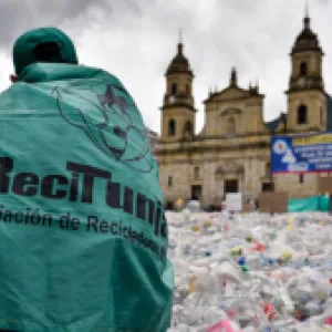 Recicladores inundaron la Plaza de Bolívar con botellas de plástico para protestar: ¿qué piden?