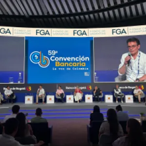 Candidatos presidenciales opinan sobre la decisión de convocar por decreto la consulta popular