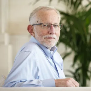 ¿El sistema de salud nos salvaría de la hepatitis C? El Nobel Charles Rice responde sin filtros