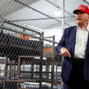 “Jurassic Park con caimanes y alambre de púas”: revelan imágenes de Alligator Alcatraz, la prisión creada por Trump para encarcelar migrantes