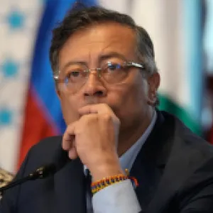 “No podemos estar con fuerzas que lanzan bombas a los niños”: Gustavo Petro propone salir de la Otan y crear un "ejército de la luz"