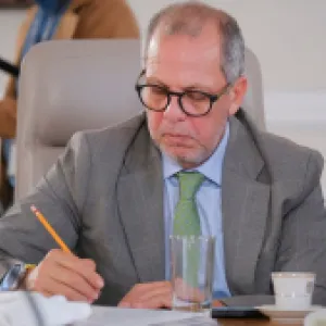 Críticas a Alfredo Saade por compartir información falsa sobre salud de Miguel Uribe: "Vergüenza de jefe de Gabinete"