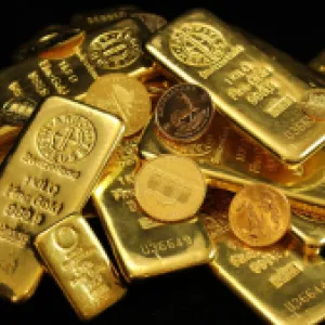 Precio internacional del oro sube por segundo día seguido ante aranceles de Trump y política de la Fed