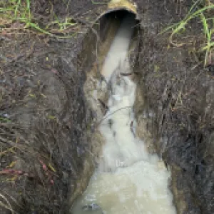 Suspenden dos lavaderos de carros en Fontibón por verter sustancias contaminantes al río Bogotá