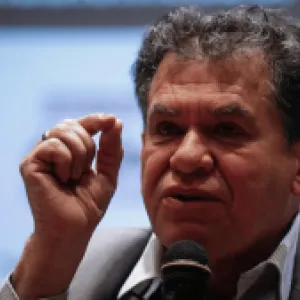 León Valencia: la novela de una vida y una vida de novela
