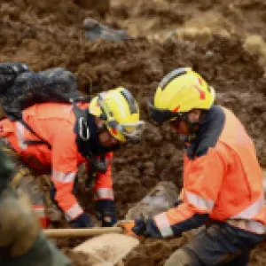 Desgarrador hallazgo: luego de excavar nueve días, padre encontró el cuerpo de su hijo de 4 años tras deslizamiento en Bello