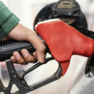 Gobierno alista decreto para subirle el diésel a las camionetas de lujo
