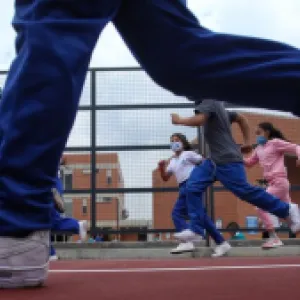 Colegios no le pueden prohibir el ingreso a estudiantes que no tengan el uniforme completo