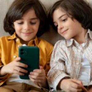 Usar celular antes de los 13 años puede aumentar el riesgo de tener pensamientos suicidas y sufrir depresión o ansiedad, según un estudio