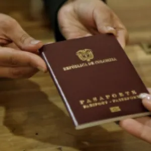 La Procuraduría alertó por posible crisis en el suministro de pasaportes: quedan menos de 290.000 libretas por entregar 