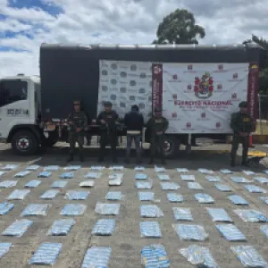 Incautan una tonelada de marihuana que disidencias de las Farc pretendían sacar del Cauca escondida en tubos metálicos