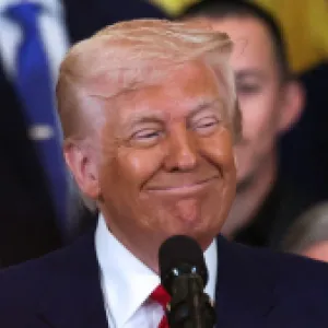 Trump amenaza a Rusia con aranceles del 100 por ciento ante la falta de avances en las negociaciones de paz con Ucrania