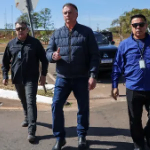 Expresidente Jair Bolsonaro, obligado a usar tobillera electrónica. ¿De qué lo acusa la justicia brasileña? 