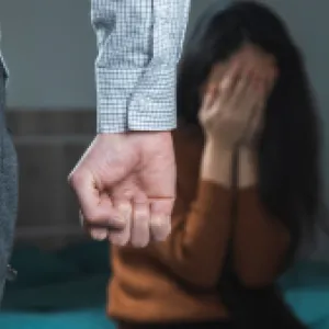 Ratificada condena a hombre que golpeó a su pareja por revisarle el celular: Corte negó una legítima defensa