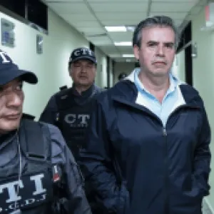 Detienen al abogado Alex Vernot en el aeropuerto El Dorado por su vinculación al caso Hyundai