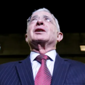 Álvaro Uribe podría eludir su condena: las razones de la jueza para ordenar su detención domiciliaria inmediata