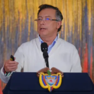 Gustavo Petro respalda cifras de 190.000 nuevos cupos en las universidades públicas y cuestiona cuentas de congresista