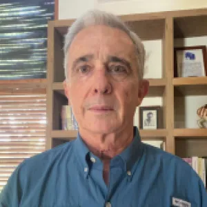 Álvaro Uribe condenado: revelan el número de interno, cuál será la foto de reseña y si el expresidente usará brazalete