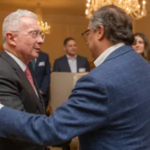 Uribe denuncia a Petro por calumnia y hostigamiento: los trinos presidenciales llegan a la Comisión de Acusación