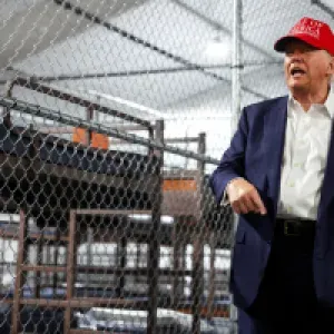 “Jurassic Park con caimanes y alambre de púas”: revelan imágenes de Alligator Alcatraz, la prisión creada por Trump para encarcelar migrantes