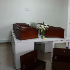 Cofres de dignidad: comparecientes de la fuerza pública tallaron urnas que alojarán los restos de víctimas de desaparición