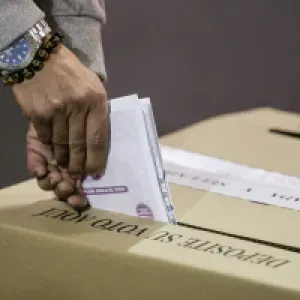 “Habrá menos encuestas y más privilegios para los ricos”: los reparos a la nueva ley que regulará los sondeos en Colombia
