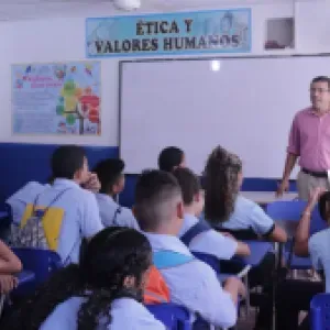 Estudio sin madrugón: qué propone y cómo va el trámite de la ley que cambiaría el horario de los colegios en Colombia