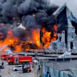 En imágenes: el gigantesco incendio que consumió el escenario principal del Tomorrowland a dos días del inicio del festival
