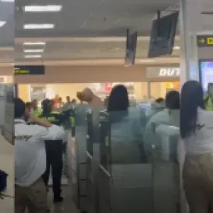 La dura sanción que podría enfrentar el estadounidense que rompió cubículo de Migración Colombia en el Aeropuerto de Cartagena