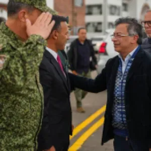 "Cambiamos la ruta en el aire, sin informar en dónde íbamos a aterrizar": general Guatibonza da detalles de la amenaza de atentado al avión presidencial