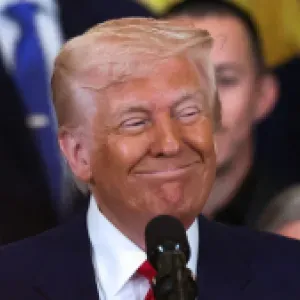 Trump amenaza a Rusia con aranceles del 100 por ciento ante la falta de avances en las negociaciones de paz con Ucrania