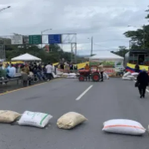 La vía entre Villavicencio y Bogotá sigue cerrada por manifestaciones del gremio arrocero
