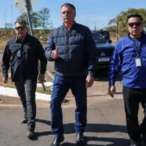 Expresidente Jair Bolsonaro, obligado a usar tobillera electrónica. ¿De qué lo acusa la justicia brasileña? 