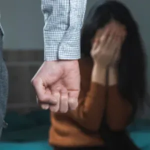 Ratificada condena a hombre que golpeó a su pareja por revisarle el celular: Corte negó una legítima defensa