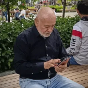 De las filas de banco a las apps virtuales: el reto de los mayores en la era digital